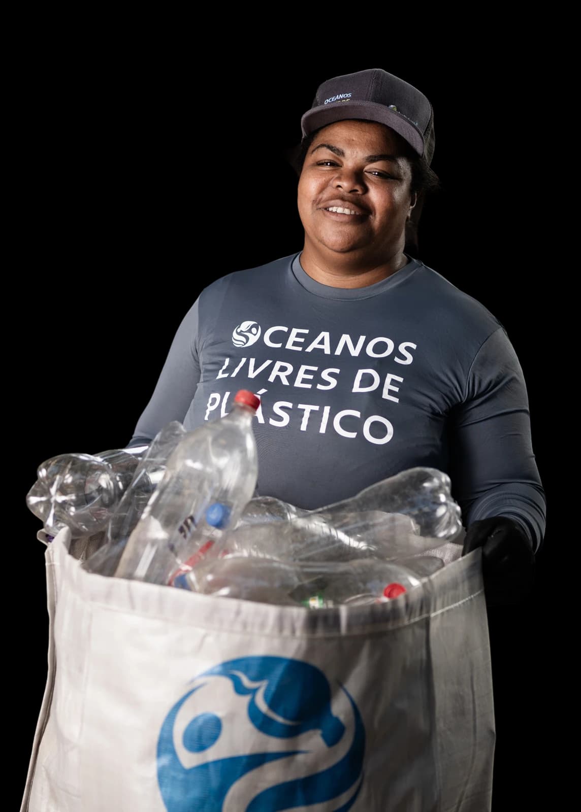 Vanessa, a Plastic Bank collection member in Itaguai, Rio de Janeiro, carrying a sack of gathered plastic